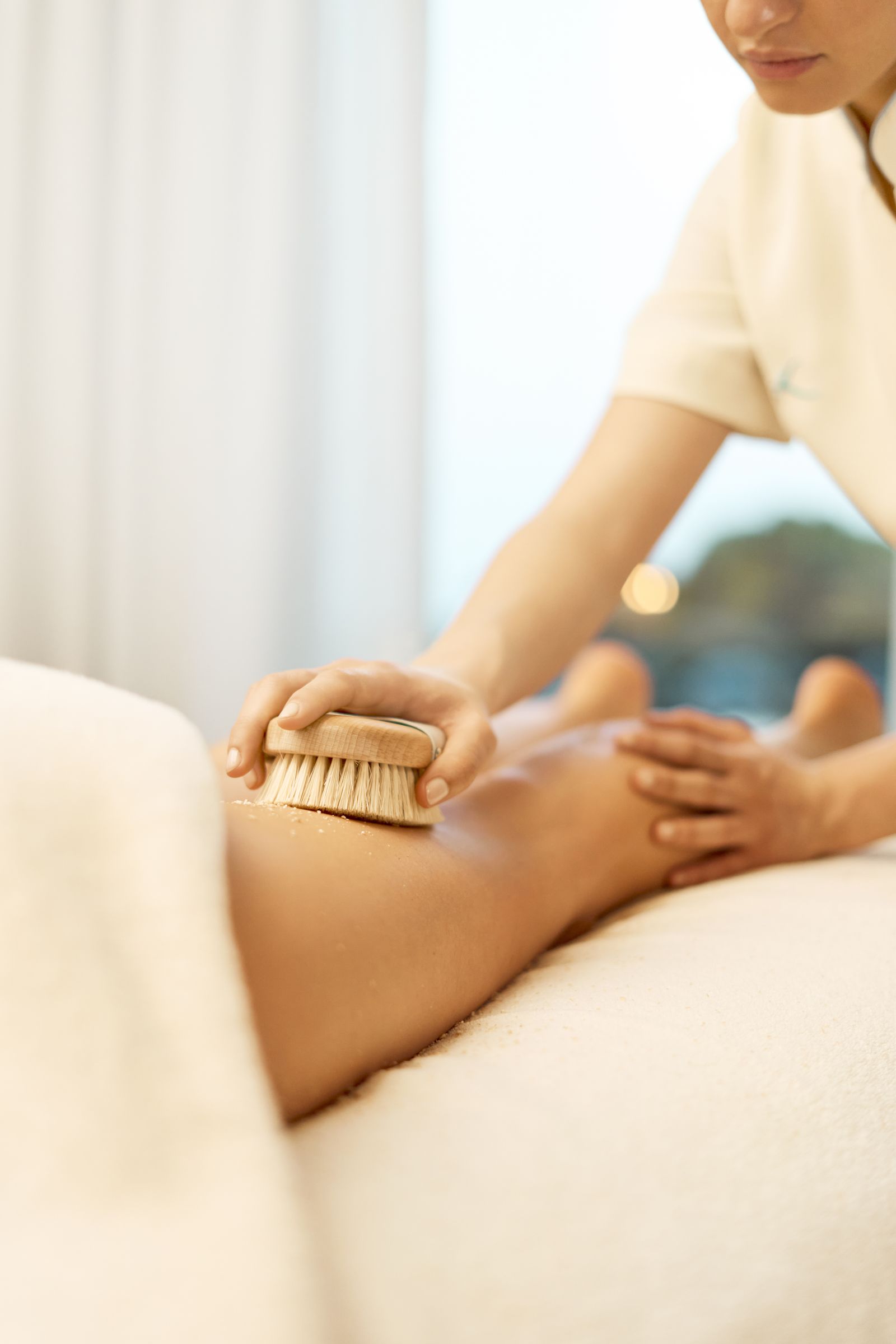 Image may contain Massage Person Brush Device Tool Spa and Patient