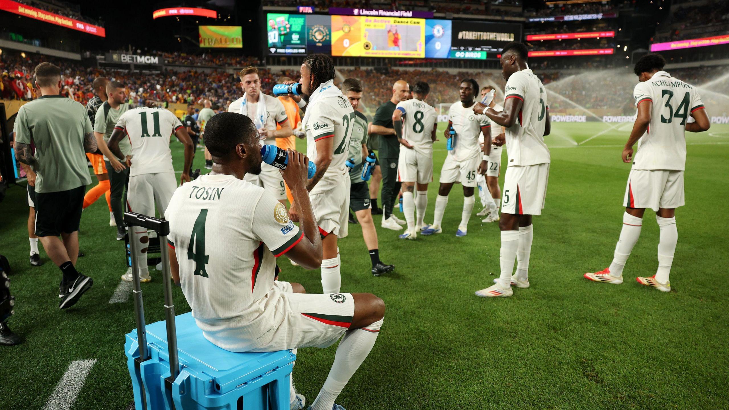 Chelsea players cool off in the hydration break