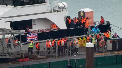 More than 800 migrants cross Channel in December record