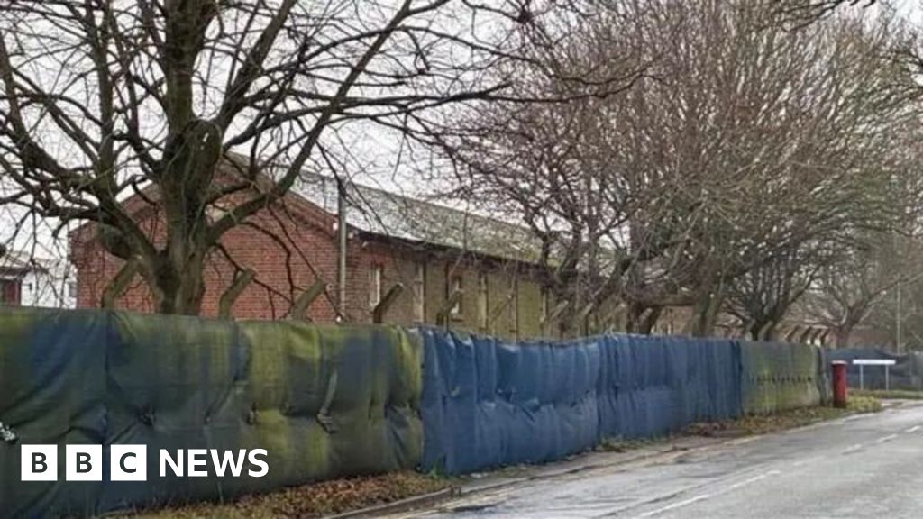 Barracks used for housing asylum seekers closes