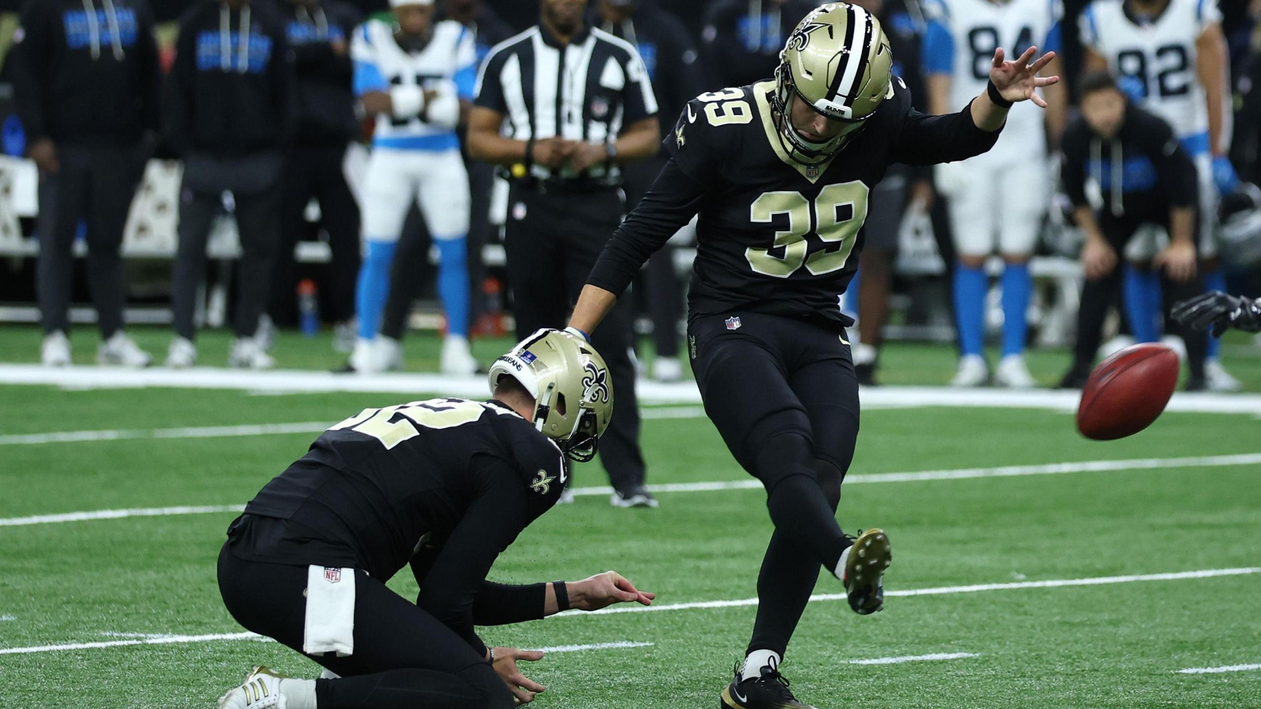 Charlie Smyth making a kick