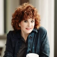 Therapist’s Guide To Staying Connected Through The Holidays (Even If You’re Struggling)