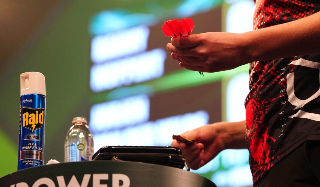 Darts player creates buzz with wasp spray on stage