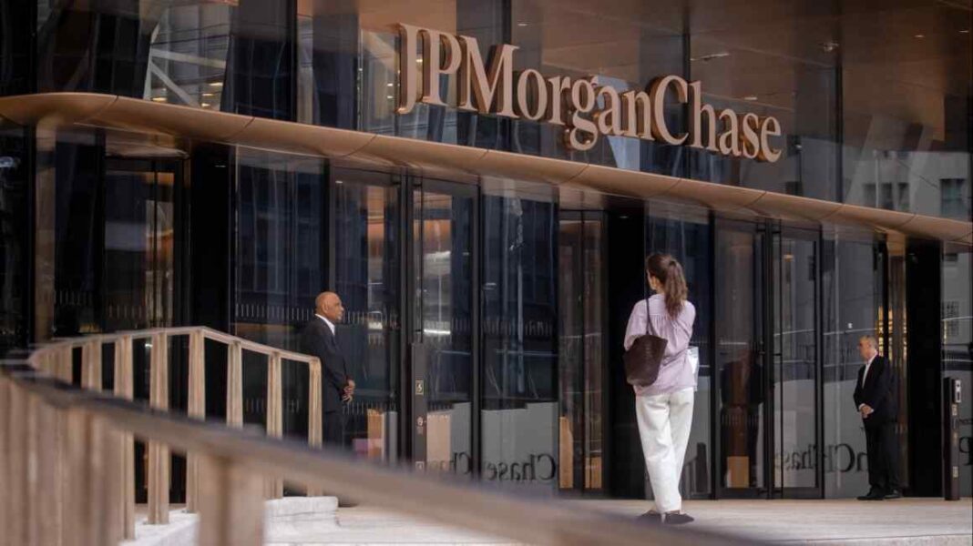 JPMorgan pulls $350bn from Fed to buy up Treasuries