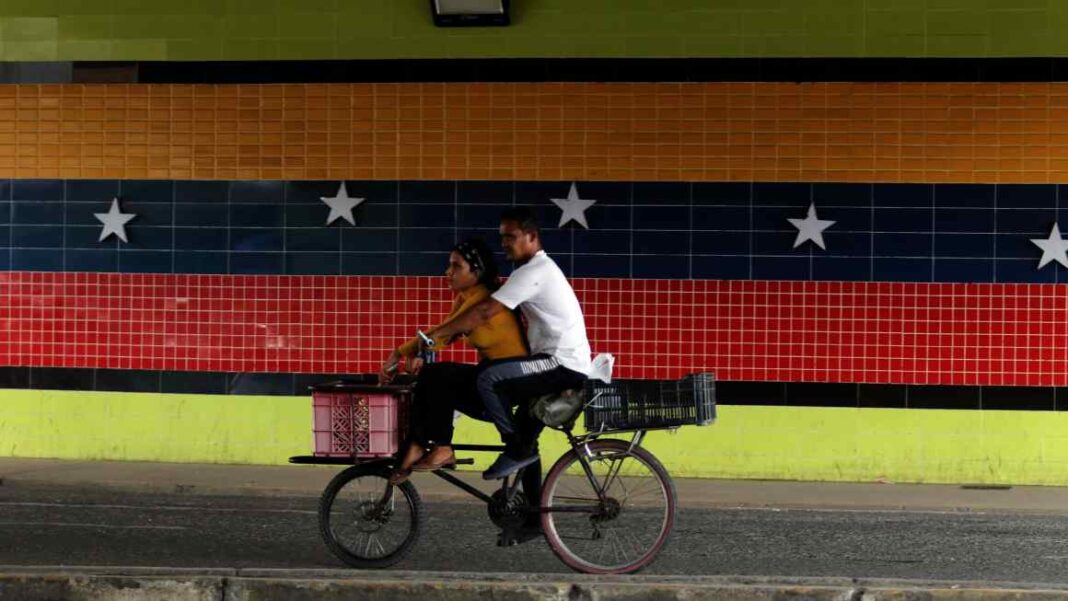 Investors pile into Venezuelan debt in regime change bet