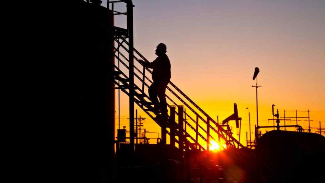 Oil falls below $60 a barrel on hopes of Russia-Ukraine peace deal