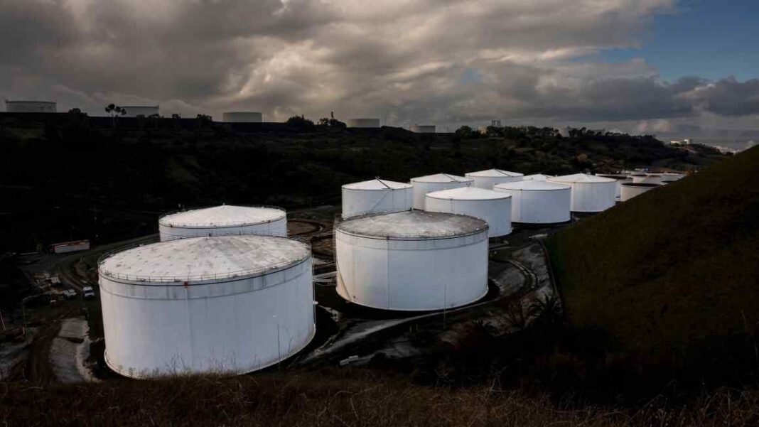 Hedge funds pile into commodities searching fresh source of returns