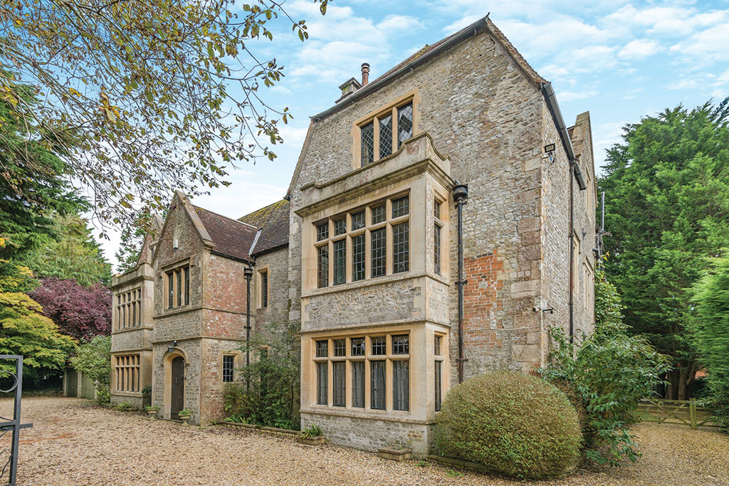 Houses for sale with beautiful fireplaces: Boreham Grange, Warminster, Wiltshire.